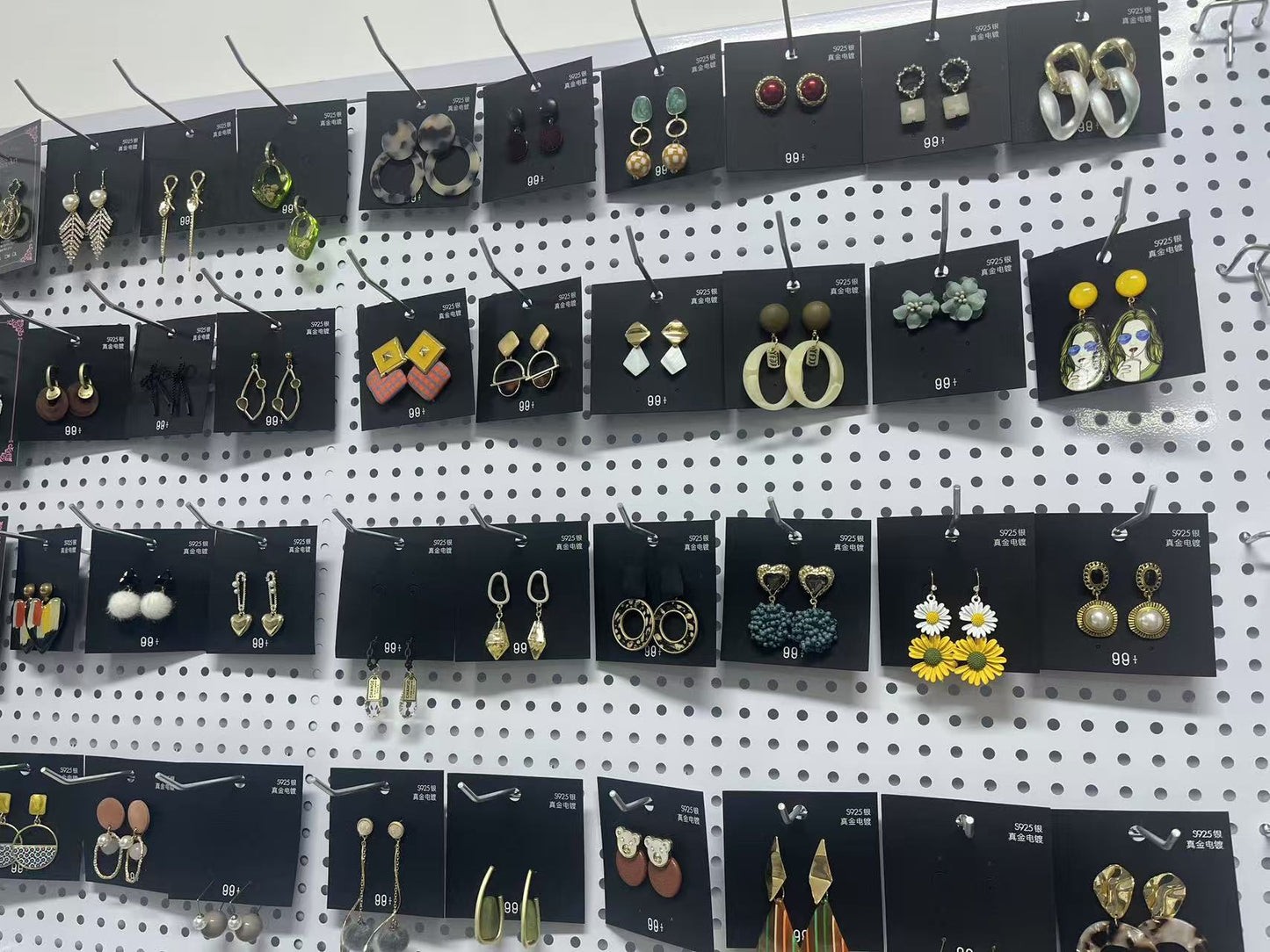 MLM Studio : Diverse & Stylish Earrings : A Vast Selection of Fresh Designs !