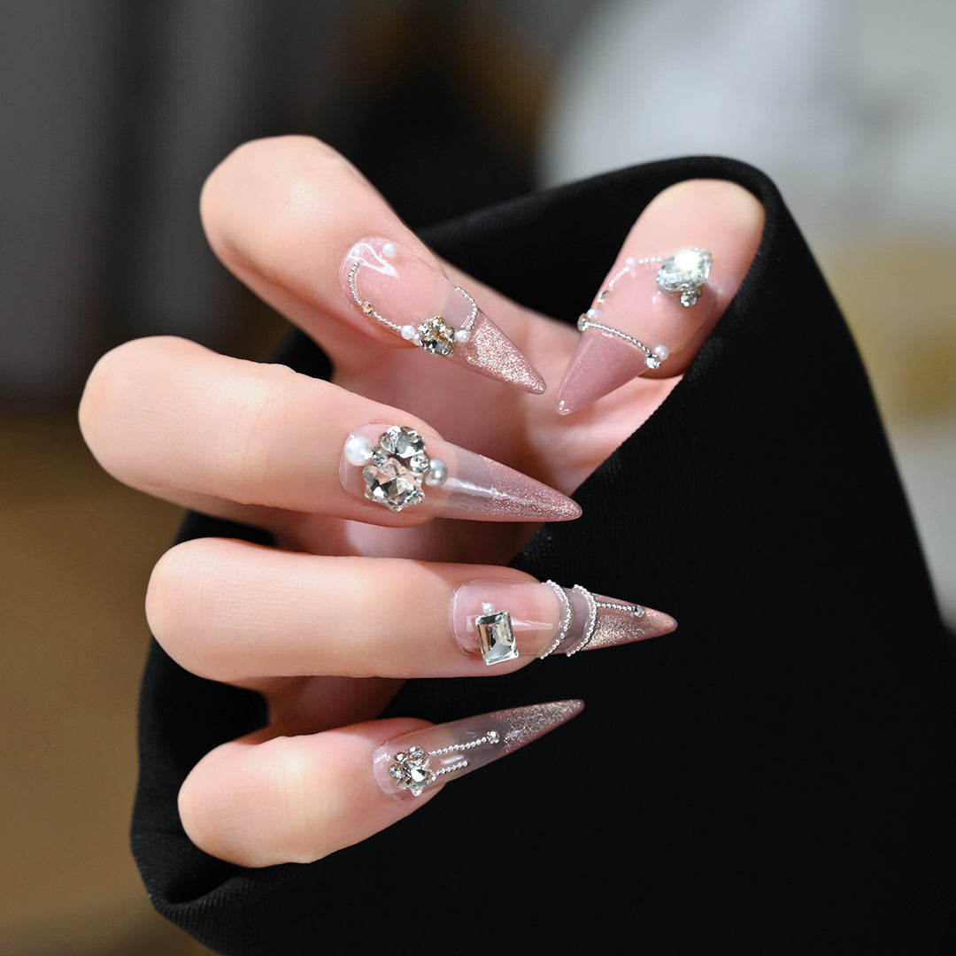 TrendTrap Nail Art Studio: 40+ Press-on Sets for Every Vibe – From Minimalist to Glam!